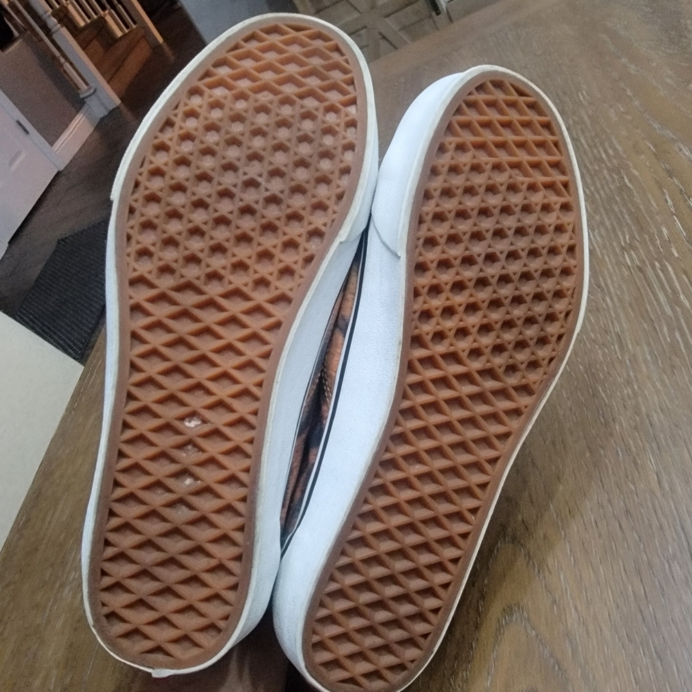 Vans Old skool.Used, no box.Size: 8 men, 9.5 womenColor:Black, white,tiger print - Picture 5 of 6